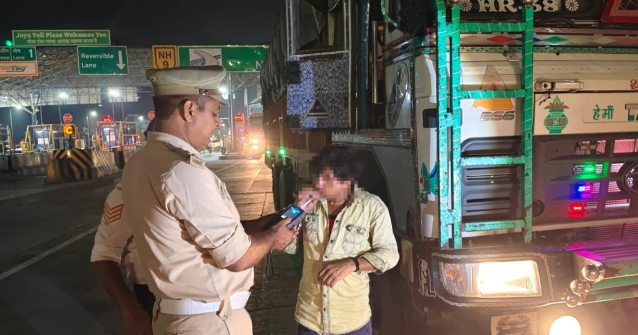 अमरोहा यातायात पुलिस के विशेष अभियान के अंतर्गत शराब पीकर वाहन चलाने व यातायात नियमों का उल्लंघन करने वालों पर कार्रवाई का सिलसिला जारी है और इस संदर्भ में रोजाना दर्जनों चालान किये जा रहे हैं।