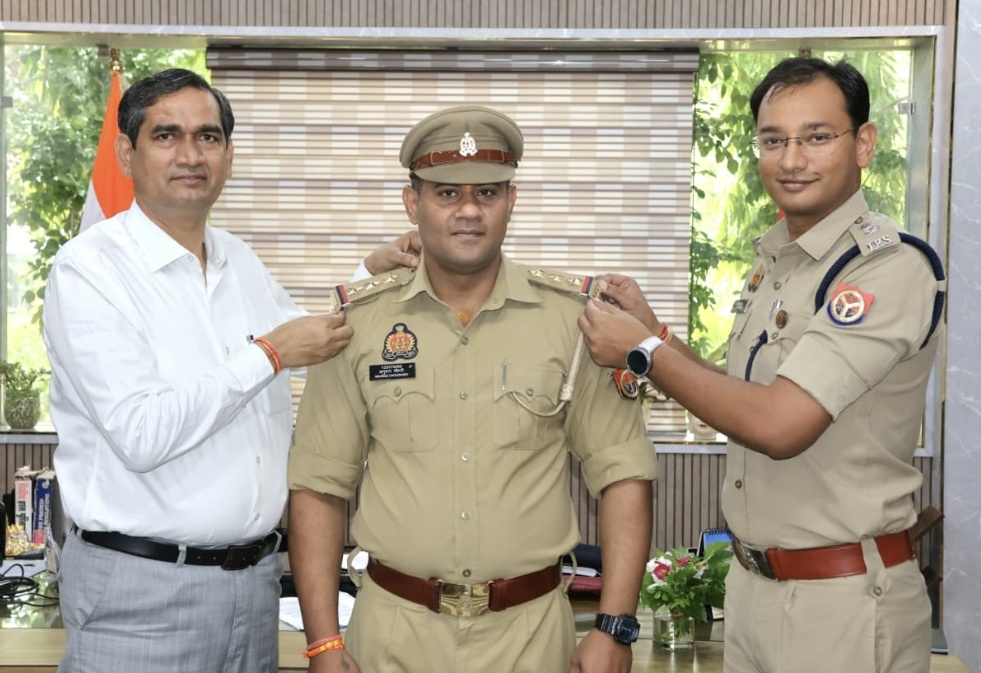मथुरा के पीआरओ अनुराग चौधरी बने निरीक्षक, डीएम और एसएसपी ने लगाए स्टार