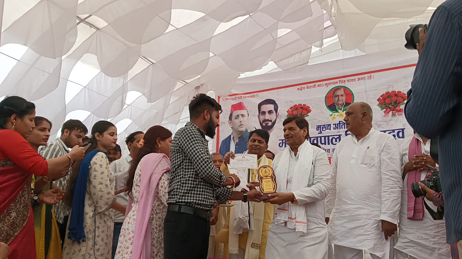 *शिवपाल यादव ने 30 मेधावी छात्र व छात्राओं को मेडल व प्रमाण पत्र देकर किया सम्मानित*