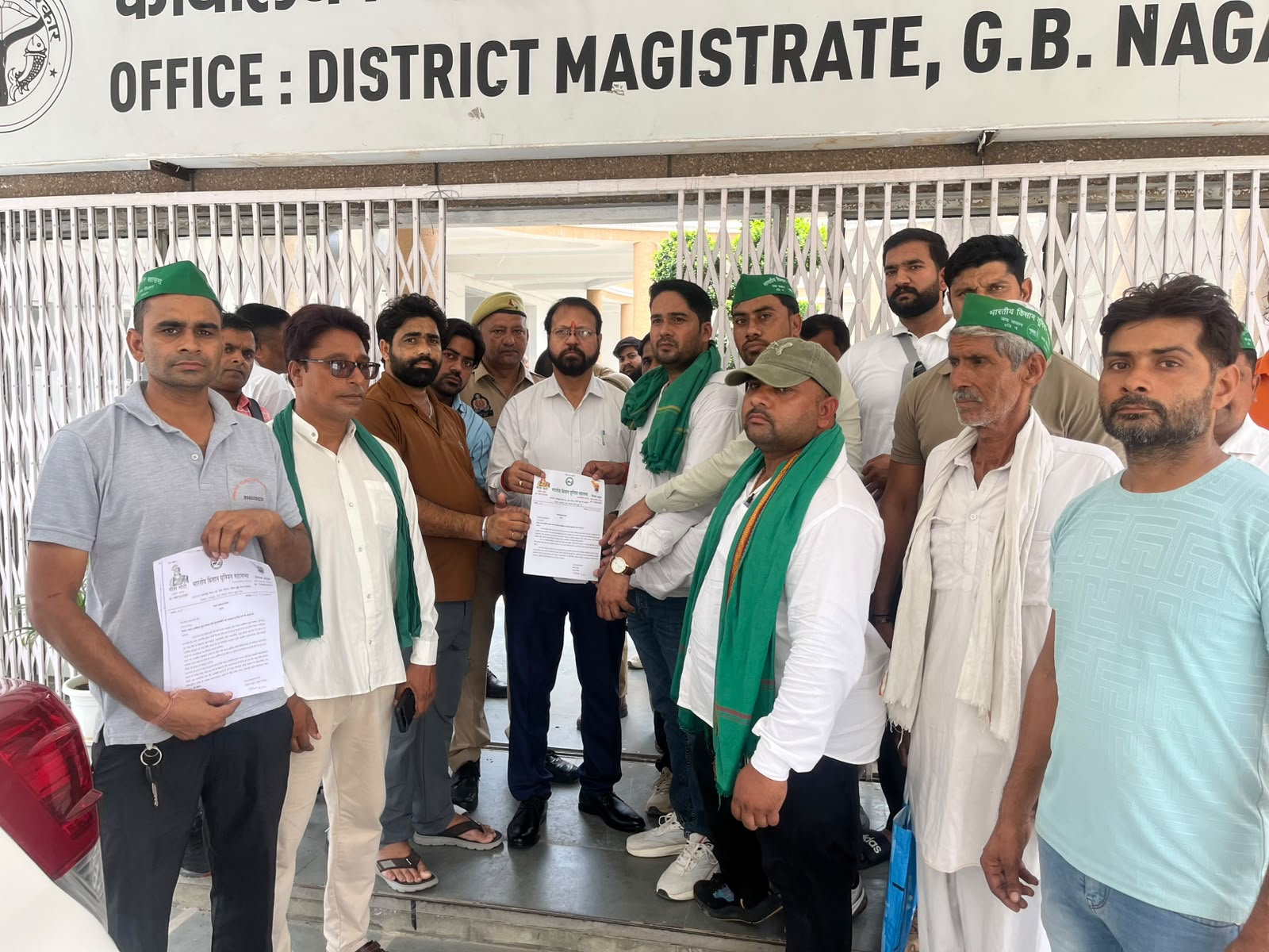 भारत-अमेरिका  ट्रेड डील के विरोध में पीएम के नाम  सौंपा ज्ञापन।