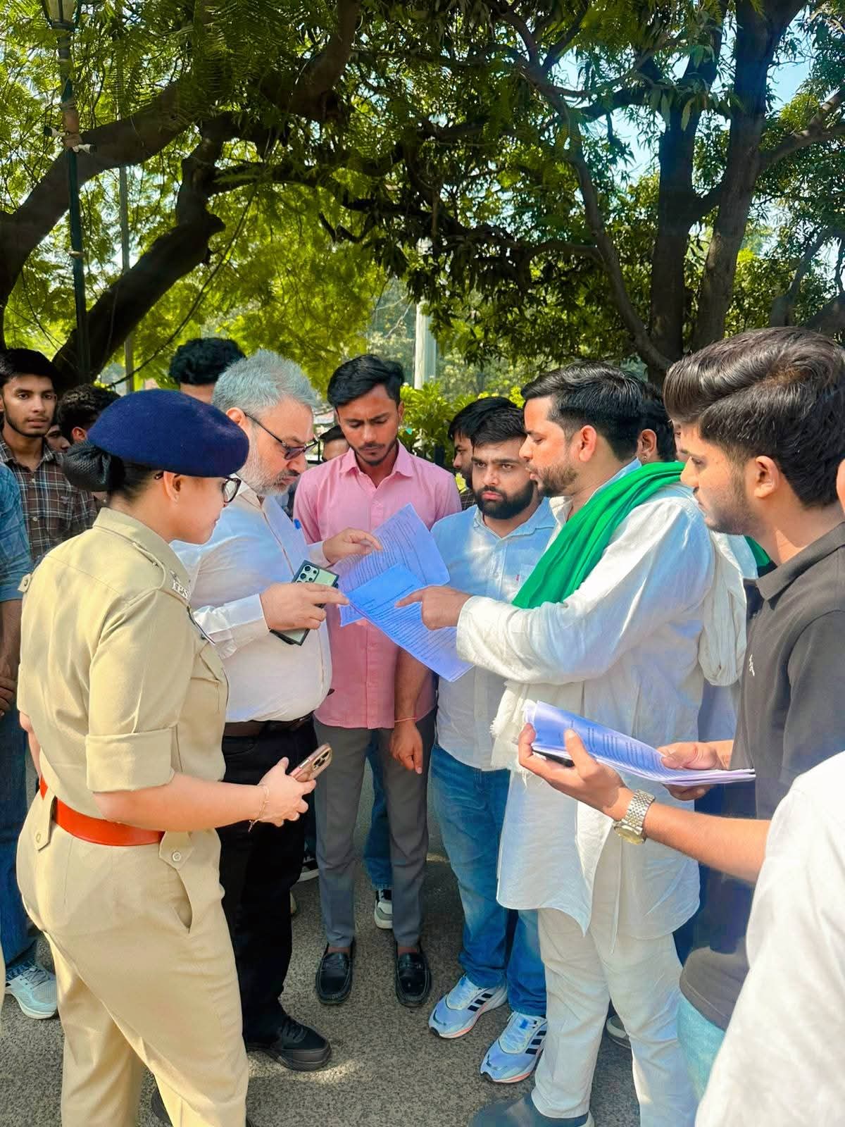 छात्र नेताओं पर दर्ज मुकदमों की जांच की मांग, कमिश्नर और एसएसपी को सौंपा ज्ञापन