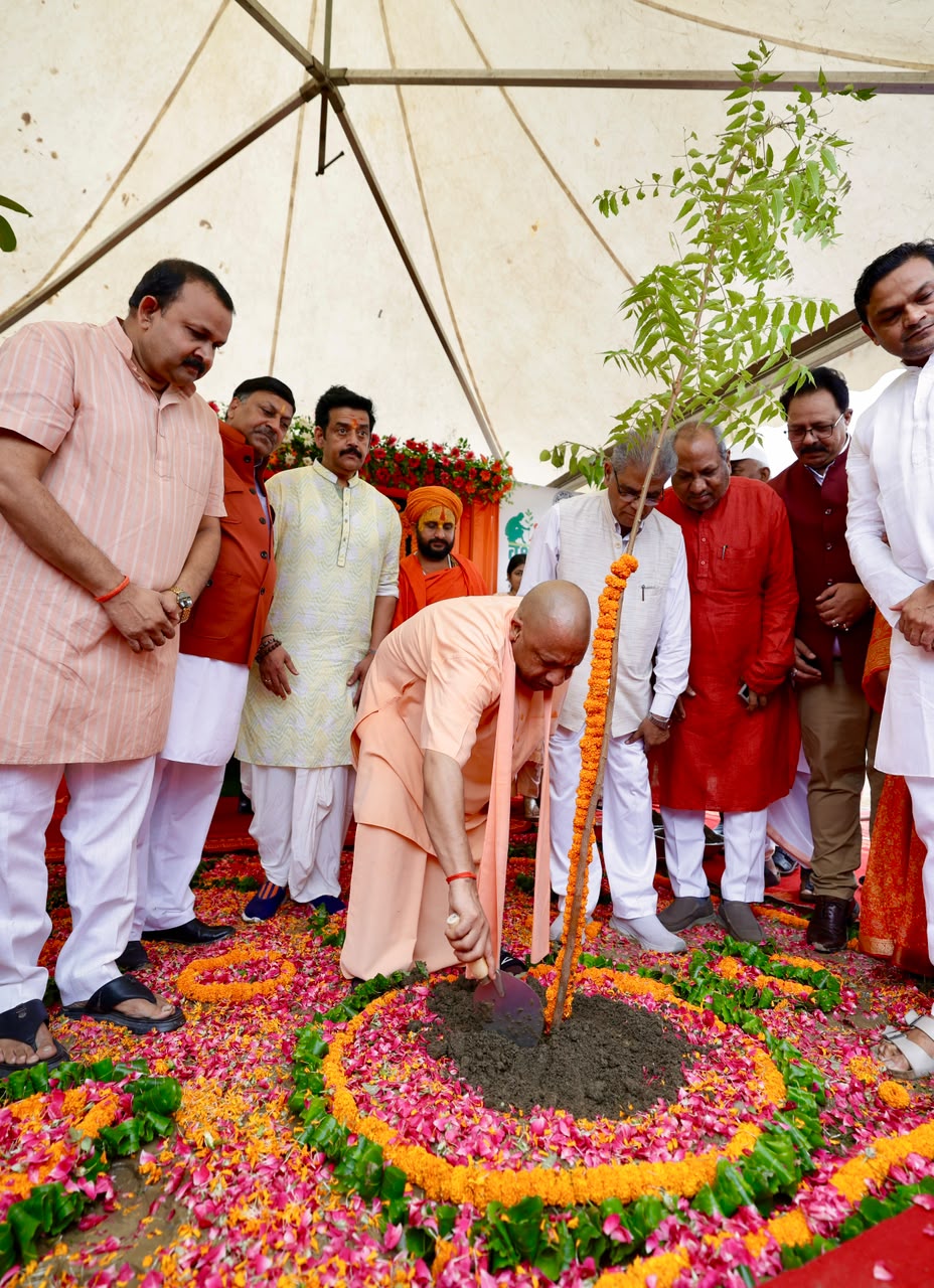 पौधरोपण महाभियान धरती माता के प्रति कृतज्ञता ज्ञापित करने का महायज्ञ: सीएम योगी
