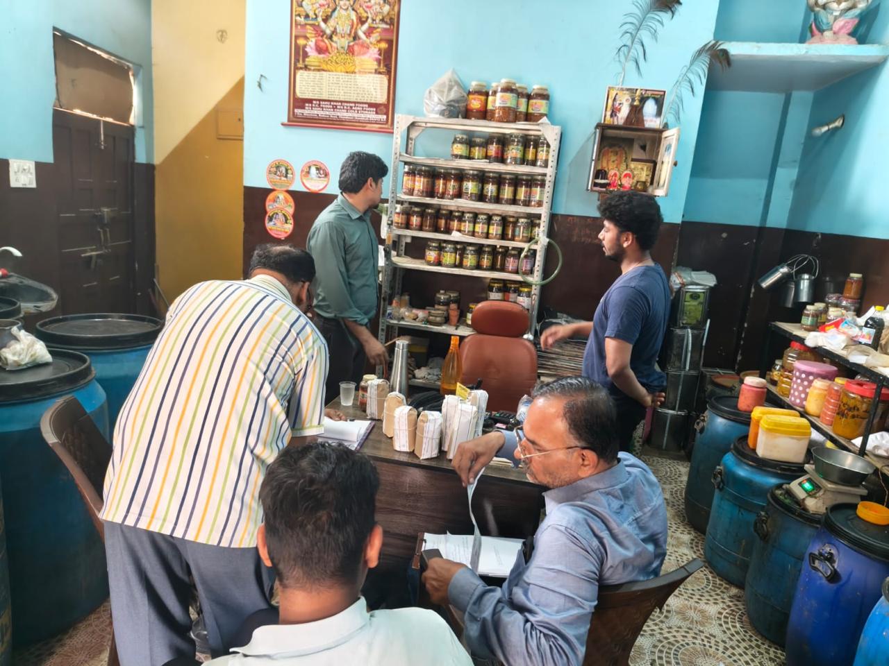 खाद्य सुरक्षा एवं औषधि प्रशासन की टीम ने भरे सैम्पल  ●खाद्य पदार्थों पर छापा अचार व तेल के नमूने भरे,नोटिस जारी