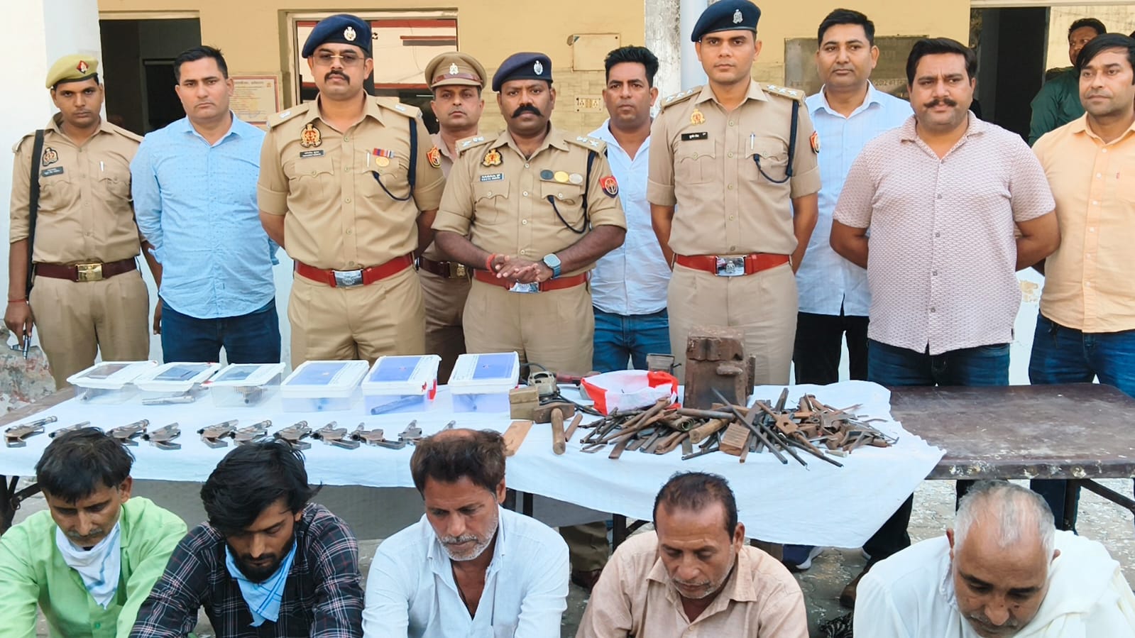 मेरठ में अवैध तमंचा फैक्टरी का भंडाफोड़, पांच गिरफ्तार