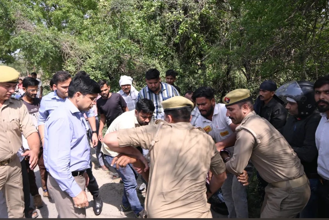 डीएम व एसपी ने दिखाई तत्परता, सड़क हादसे में घायल युवक को पहुंचाया अस्पताल