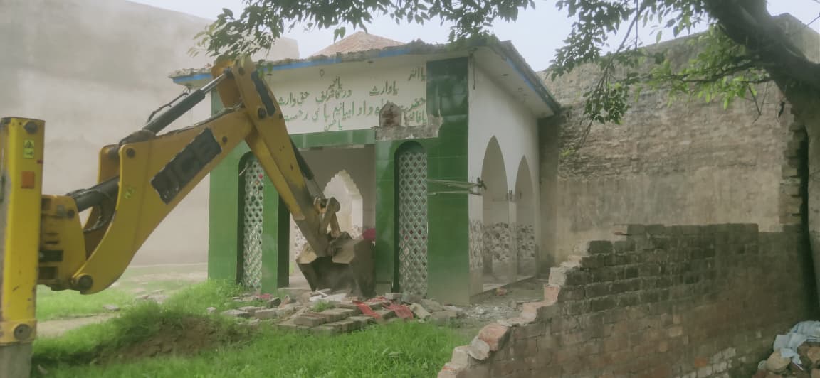 मजार व  इमामबाड़े पर चला बुलडोजर,साढ़े चार बीघा जमीन कब्जा मुक्त