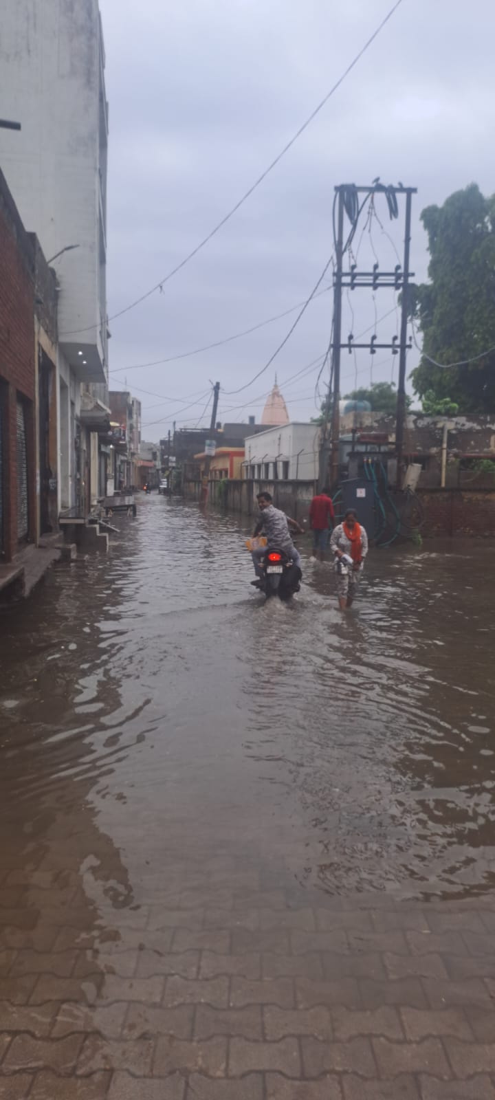 शिकारपुर में रुक रुक कर हो रही बारिश से खेत जलमग्न, गर्मी से राहत