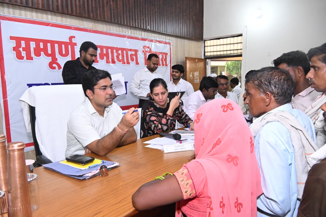 सम्पूर्ण समाधान दिवस में गुटखा कहा रहे अधिकारी पर कार्यवाही के आदेश