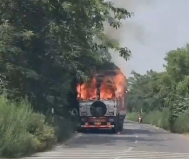 चलता ट्रक बना आग का गोला  ●भीषण आग के कारण लाखों का सामान जलकर हुआ राख