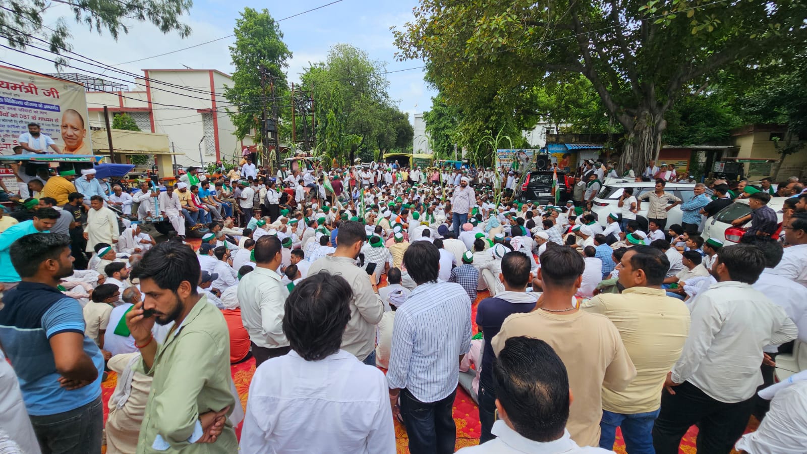 हजारों किसानों ने ट्रैक्टर-ट्रॉलियों के साथ घेरा कलेक्ट्रेट, एक माह में समाधान नहीं तो अनिश्चितकालीन आंदोलन की चेतावनी