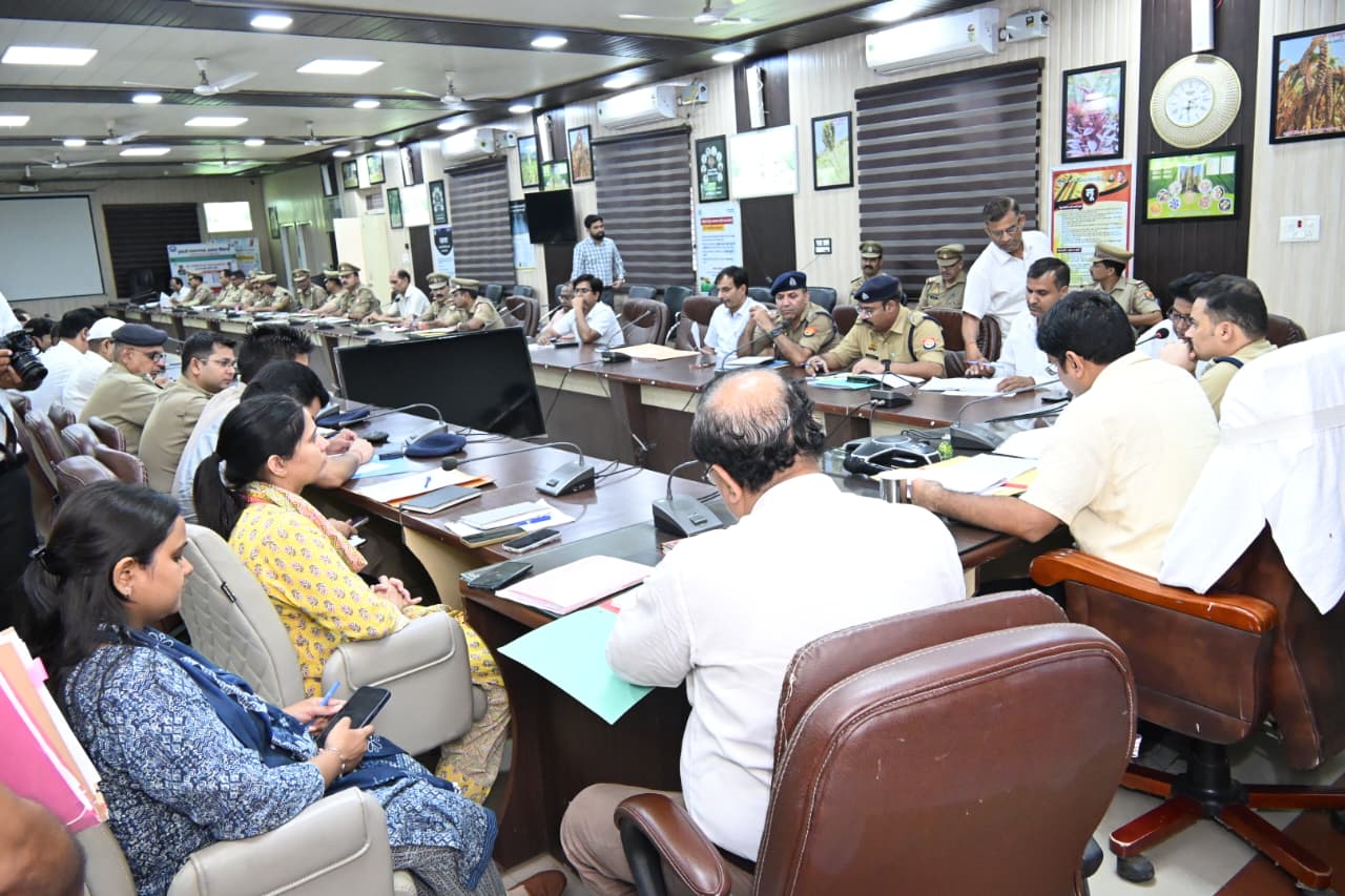 जिलाधिकारी एवं पुलिस अधीक्षक की अध्यक्षता में कानून व्यवस्था एवं अभियोजन कार्यों की समीक्षा बैठक  की गयी आयोजित