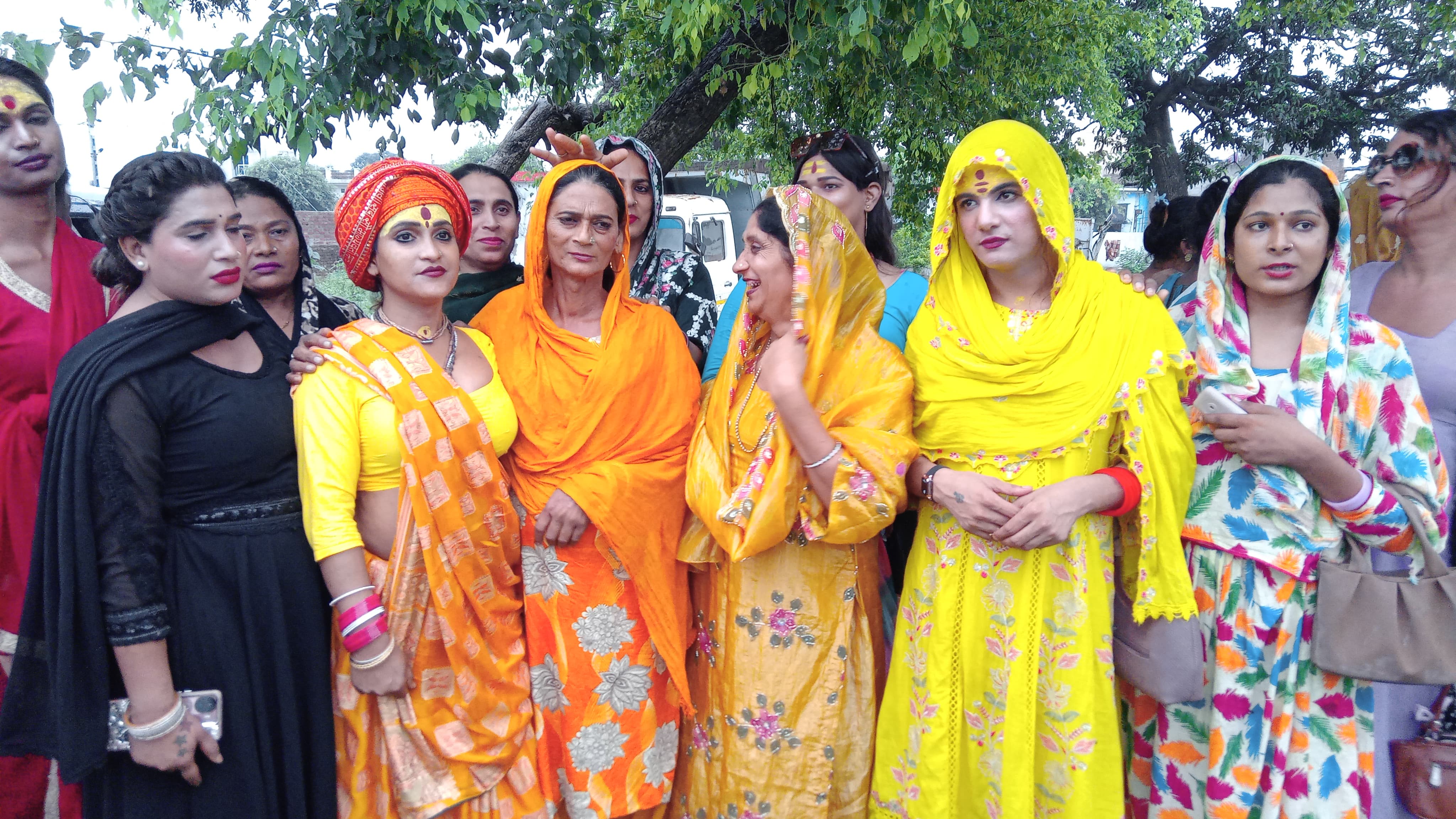 तहरीर से शुरू हुआ विवाद,थाने के बाहर किन्नरों का हाई वोल्टेज ड्रामा