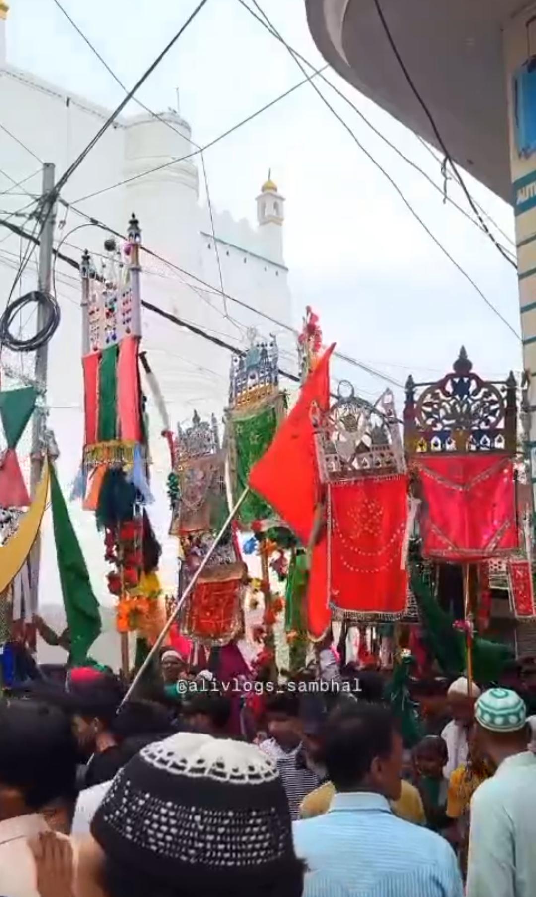 या हसन या हुसैन की सदाओं के बीच निकला अलम का जुलूस