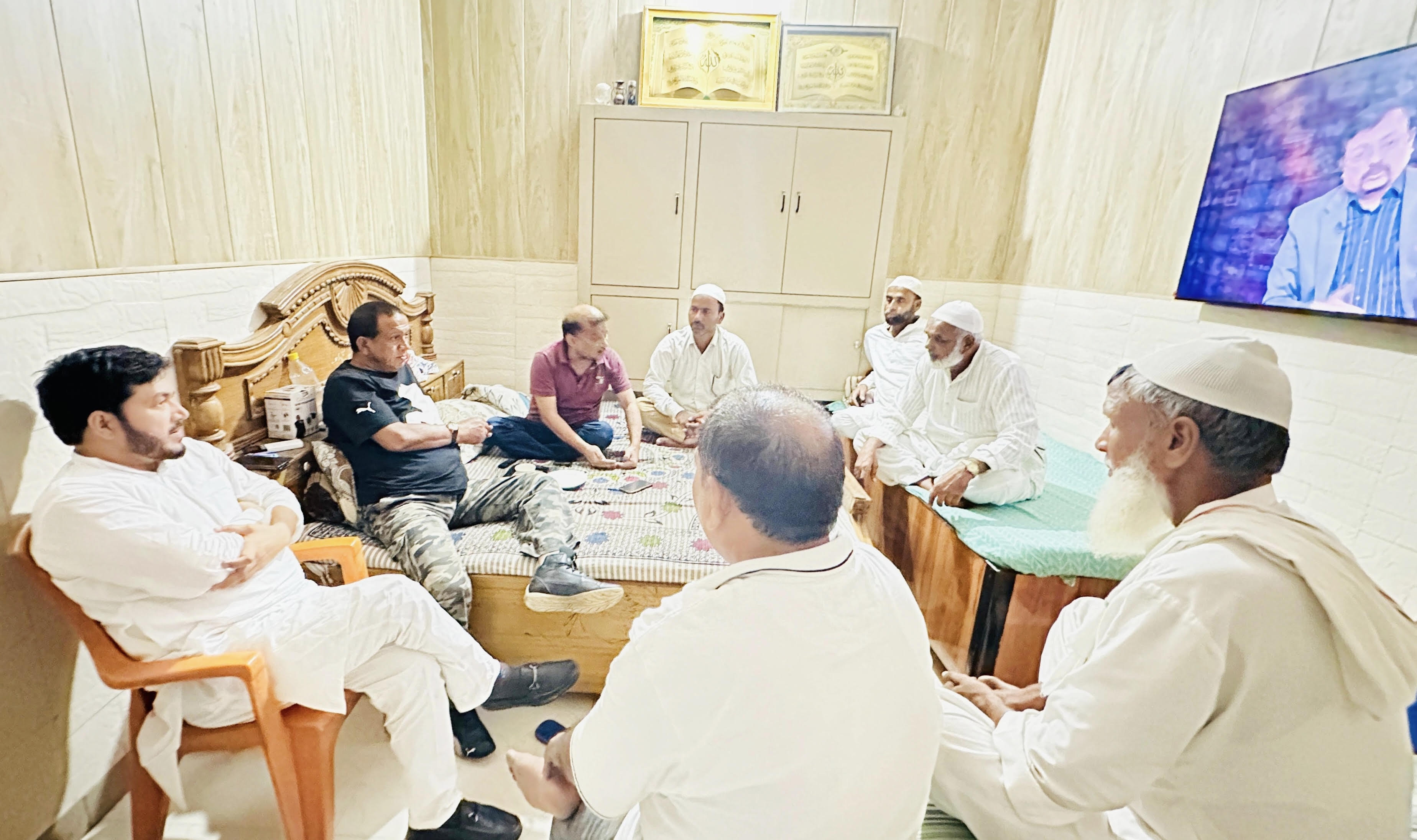 गढ़ चौधरियान मोहल्ले में जिला पंचायत सदस्य हाजी आरिफ ने की क्षेत्रवासियों से मुलाकात