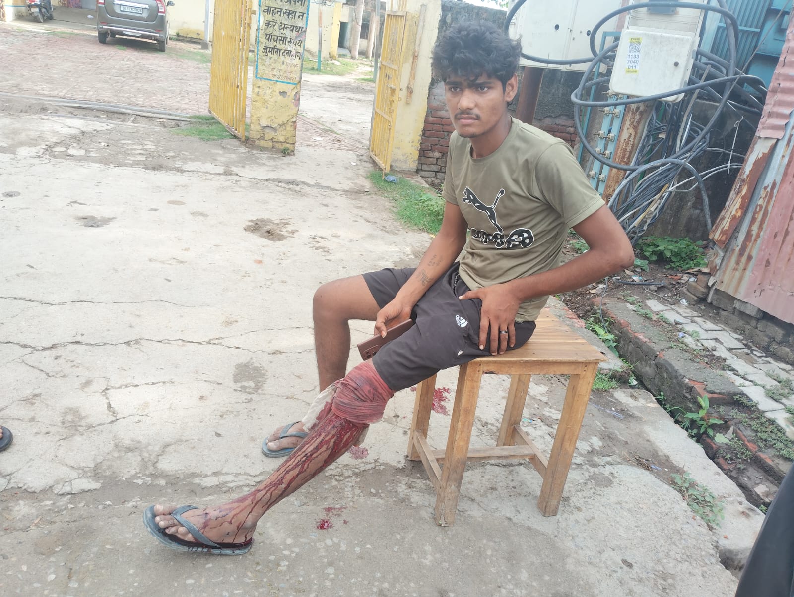 मोटर साइकिल सवार को बचाने के कारण ईको गाड़ी पलटी एक घायल