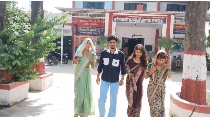 मंदिर में जाकर धार्मिक अनुष्ठान के साथ विवाह कर लिया।