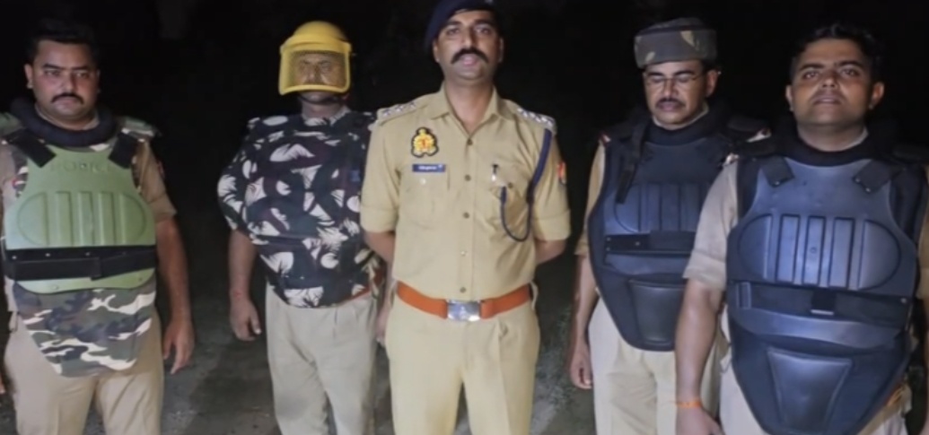 लूट का खुलासा: मांट पुलिस ने मुठभेड़ में दबोचे दो शातिर, अर्टिगा कार बरामद