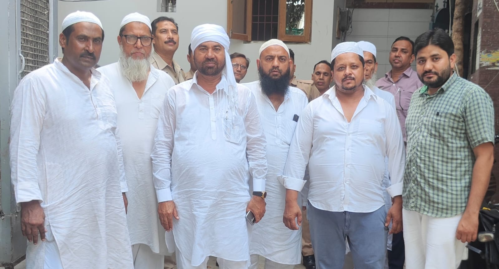 सरधना पहुंचे विधायक हाजी रफीक अंसारी, पूर्व चेयरमैन निज़ाम अंसारी का जाना हाल; 2027 में सपा सरकार बनने का किया दावा