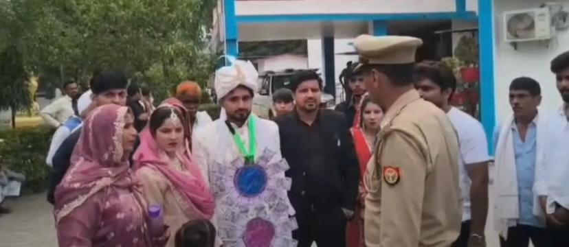 बारात चढ़त में मनपसंद गाना न बजाने पर दोस्तों ने दूल्हे और डी जे वाले बाबू को पीट दिया
