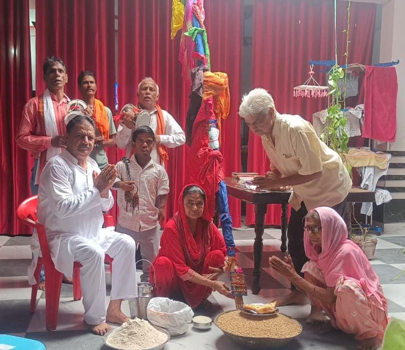 विजय पताका छड़ी का हुआ क्रांतिकारी ठाकुर दुर्गा सिंह की हवेली पर प्रथम पूजन ।