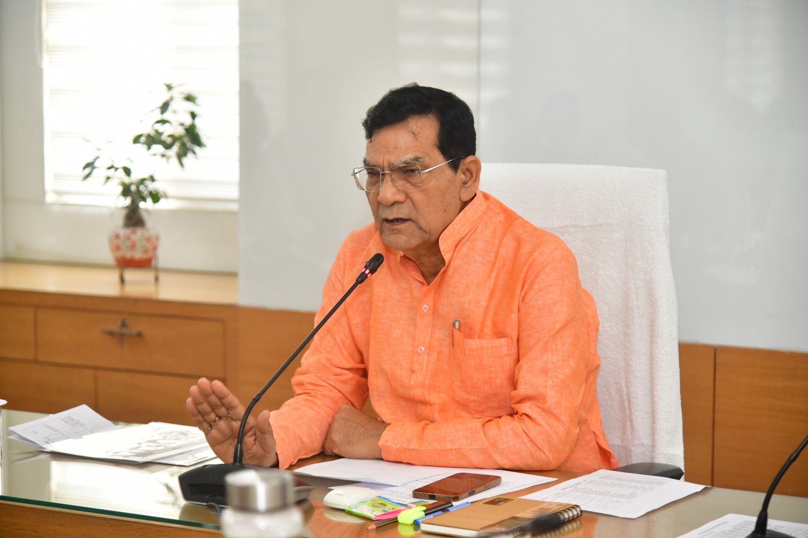 *मऊ में माफियागिरी और अवैध वसूली पर मंत्री श्री ए के शर्मा का सख्त रुख, डीएम एसपी को दिए कड़े निर्देश*