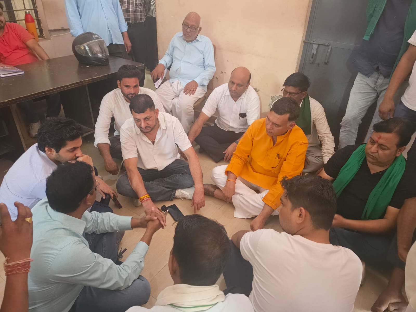 ग्रामीणों ने विद्युत विभाग के अधिशासी अभियंता का घेराव कर किया हंगामा