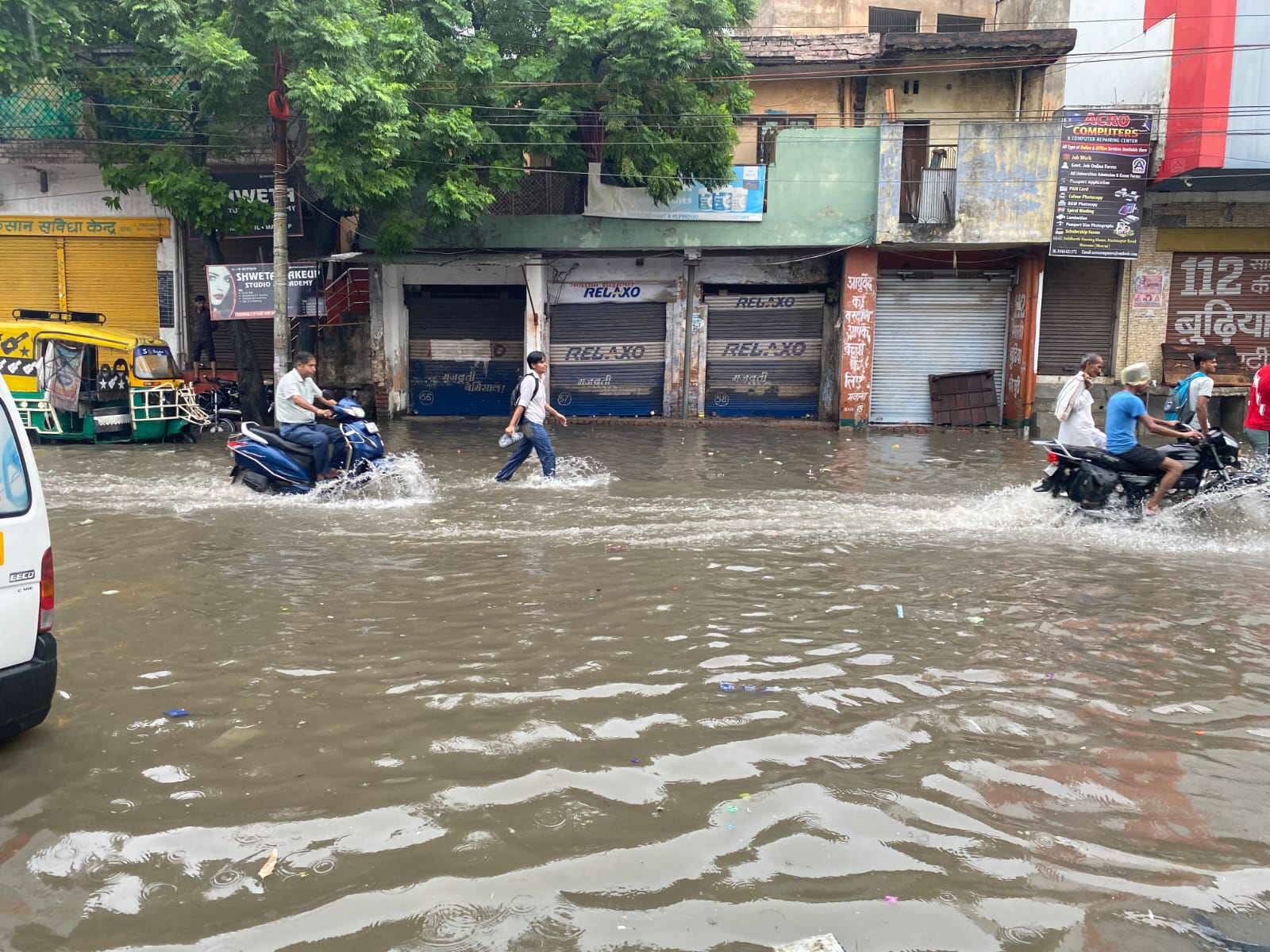 मानसून की पहली बारिश में जलमग्न हुआ बिजनौर हाईवे, वाहन खींचते दिखाई दिए चालक