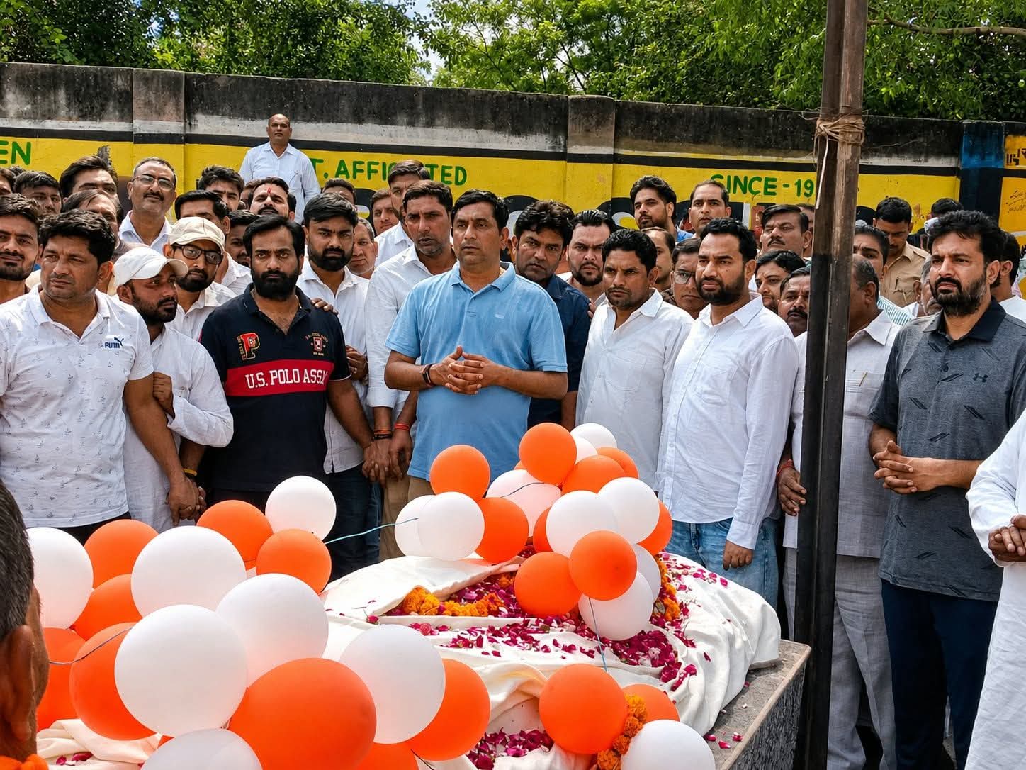 मंत्री सोमेंद्र तोमर के पिता का निधन, अंतिम यात्रा में उमड़ी भीड़