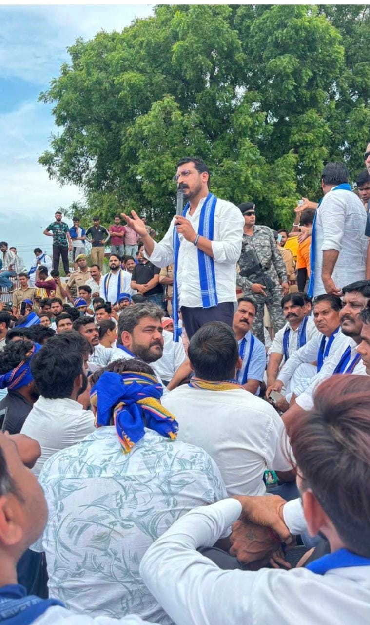 सिवाया टोल पर रुका चंद्रशेखर का काफिला, कंट्रोल रूम में पीड़ित परिवार से कराई गई मुलाकात