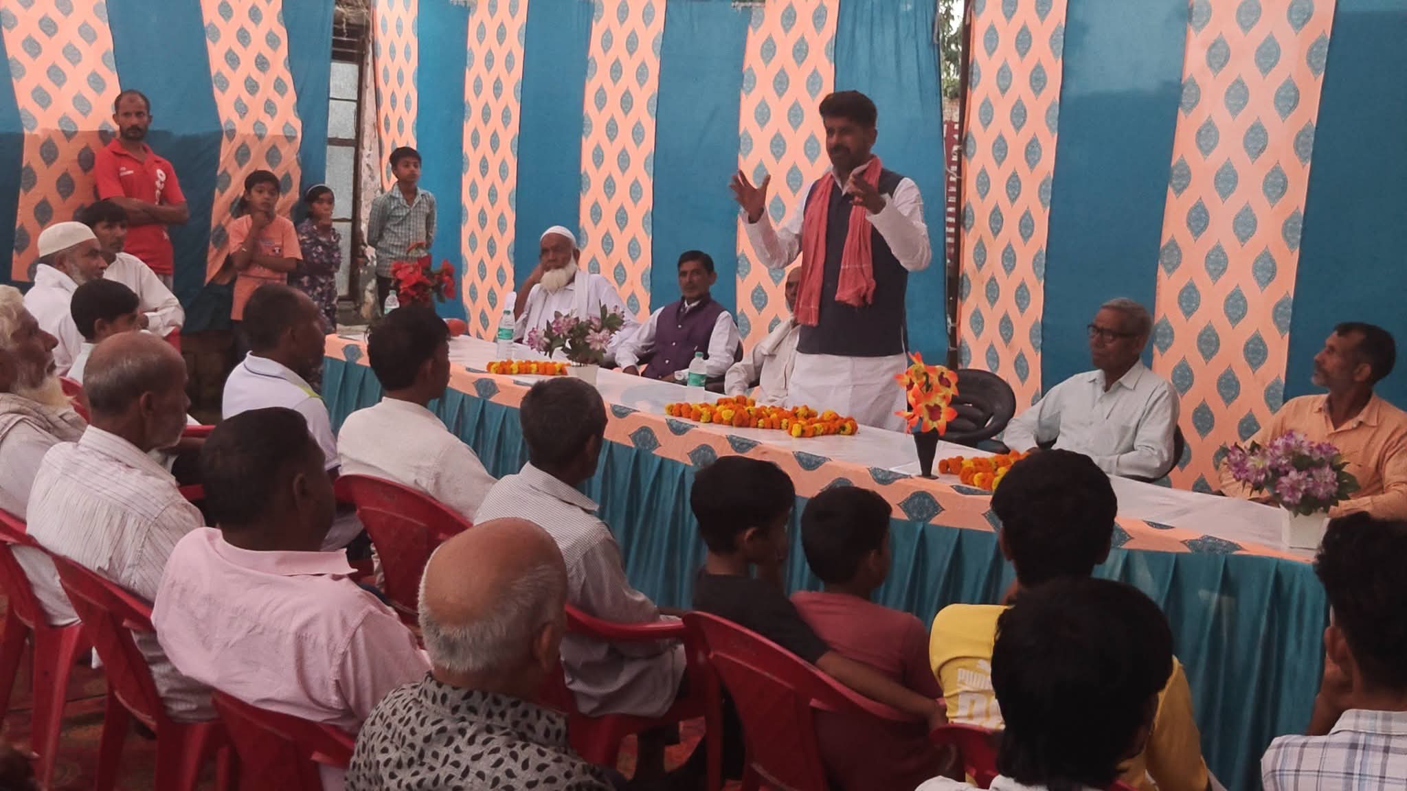 टिमकिया में कश्यप समाज से मिले सपा नेता सीपी शर्मा, 2027 के चुनाव पर की चर्चा