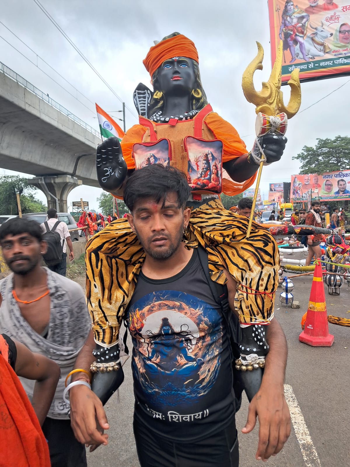 मुरादनगर बस स्टैंड के नजदीक शिव कावड़ सेवा समिति के शिविर के निकट अभी तक नहीं पहुंचा मोबाइल शौचालय
