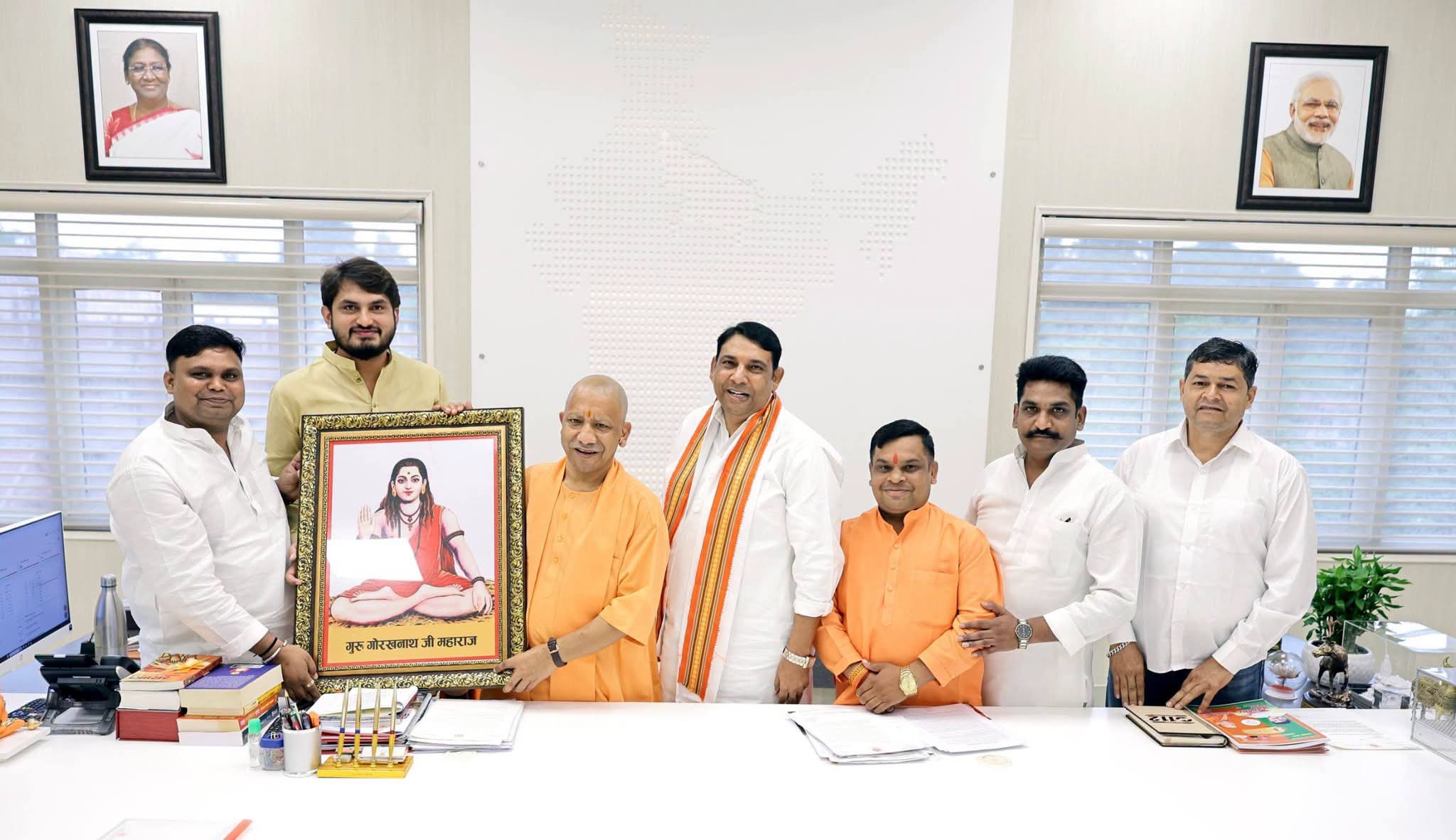 *शहर विधायक संजीव शर्मा के साथ शहर विधानसभा के पांचों मंडल अध्यक्षों नें मुख्यमंत्री योगी आदित्यनाथ से किया आशीर्वाद प्राप्त*