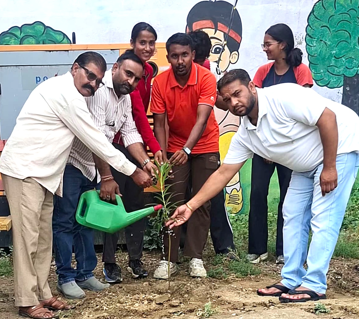 अखिलेश यादव के जन्मदिन पर लगायें 53 पौधे