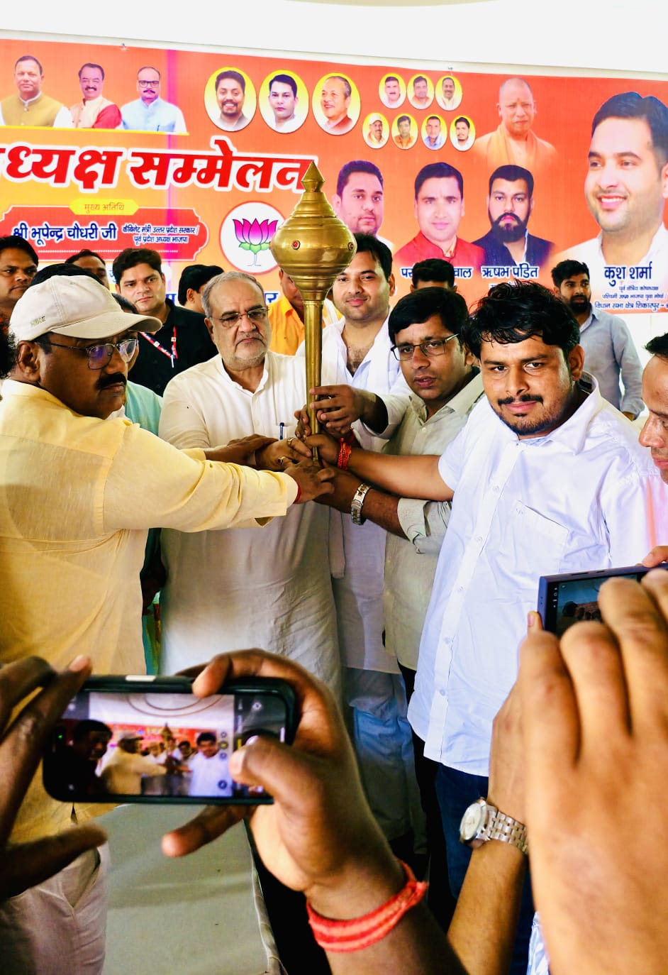 कैबिनेट मंत्री भूपेंद्र चौधरी ने भाजपा बूथ अध्यक्षों को 2027 के चुनाव को लेकर किया जागरूक बुलंद संदेश ब्यूरो शिकारपुर ।भारतीय जनता पार्टी के संगठनात्मक कार्यक्रमों की श्रृंखला में बुधवार को विधानसभा शिकारपुर में आयोजित बूथ अध्यक्ष सम्मेलन सफलतापूर्वक संपन