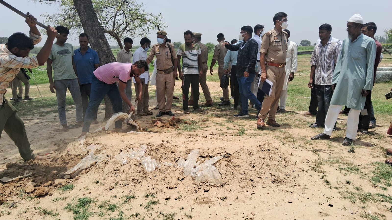 कोर्ट के आदेश पर 42 दिन बाद कब्र से निकाला गया विवाहिता का शव   ●दोबारा होगा पोस्टमार्टम।