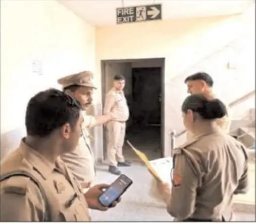 बंद रेस्टोरेंट के कमरों में चल रही थी हलचल, पुलिस के छापे से मचा हड़कंप
