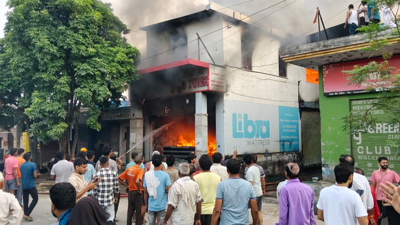 सरधना में फर्नीचर शोरूम और गोदाम में भीषण आग, लाखों का सामान जलकर राख