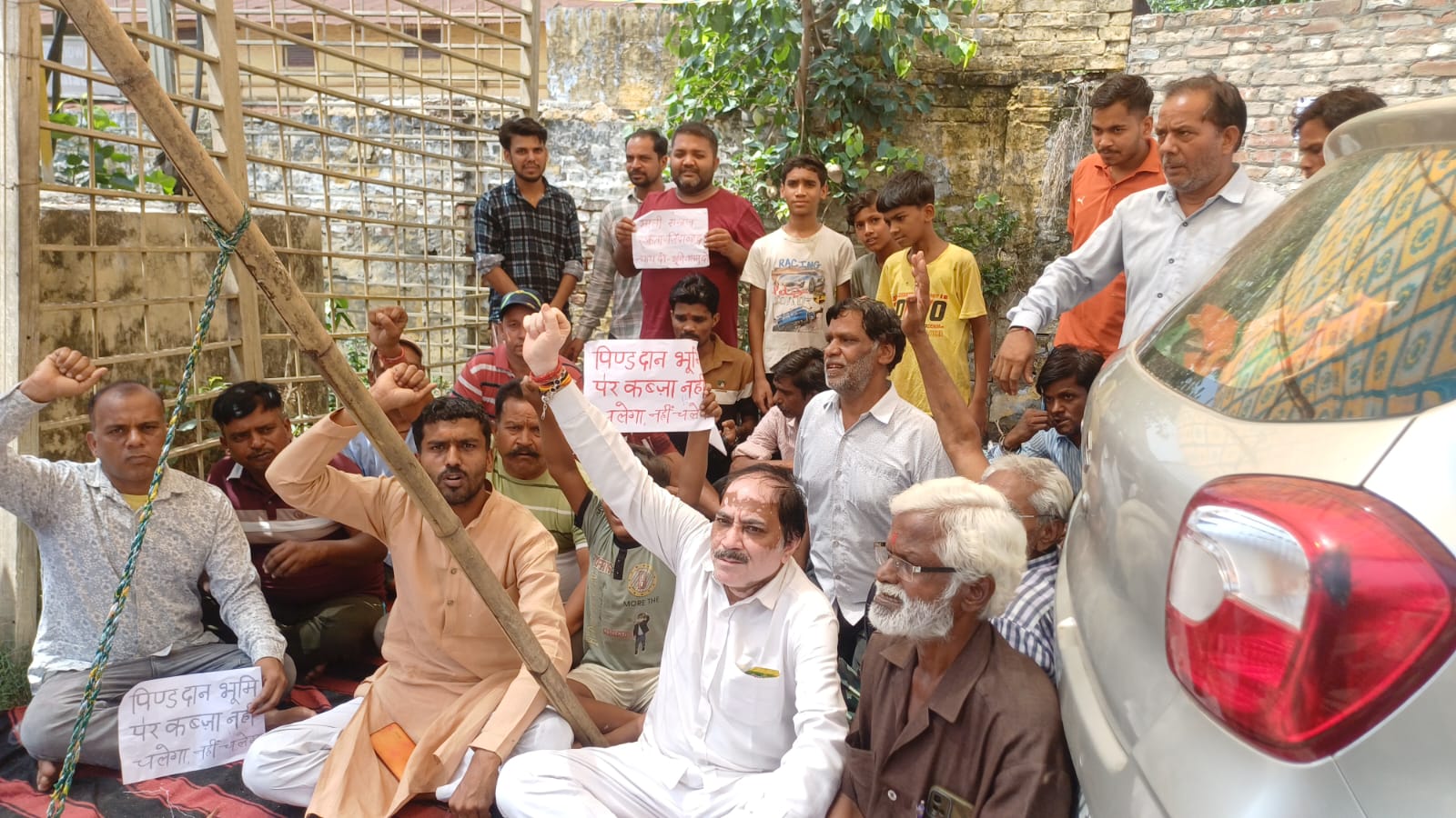 पिण्डदान स्थल की भूमि पर दीवार लगाने पर भड़के माली समाज के लोगों ने दिया धरना