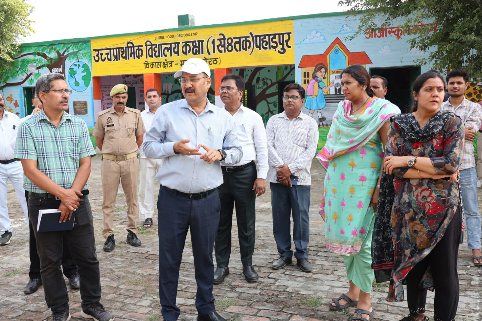 डीएम ने स्कूलों का किया औचक निरीक्षण, बच्चों से पूछे सवाल