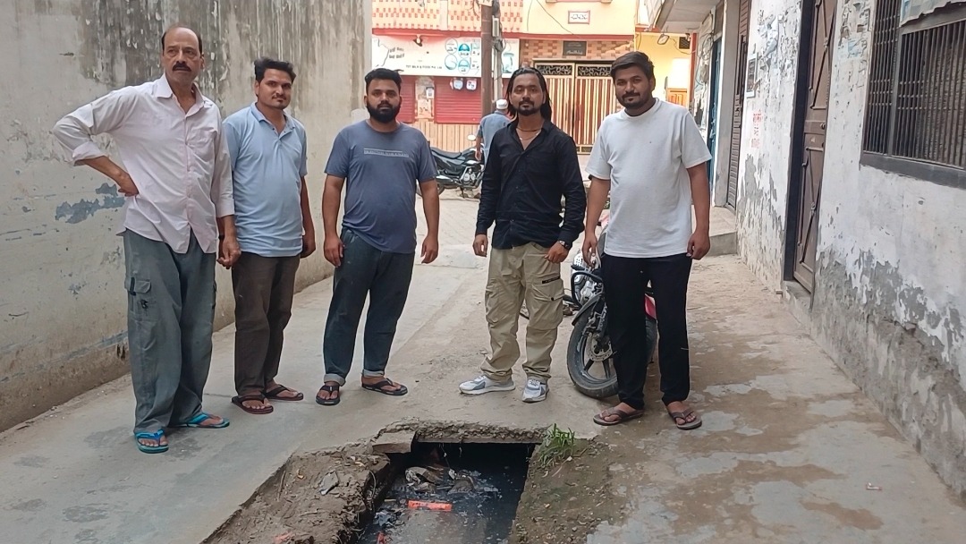 नाले पर नहीं पत्थर चोटिल हो रहे लोग बीस दिन पहले निकली कीचड़ बनी ढेर