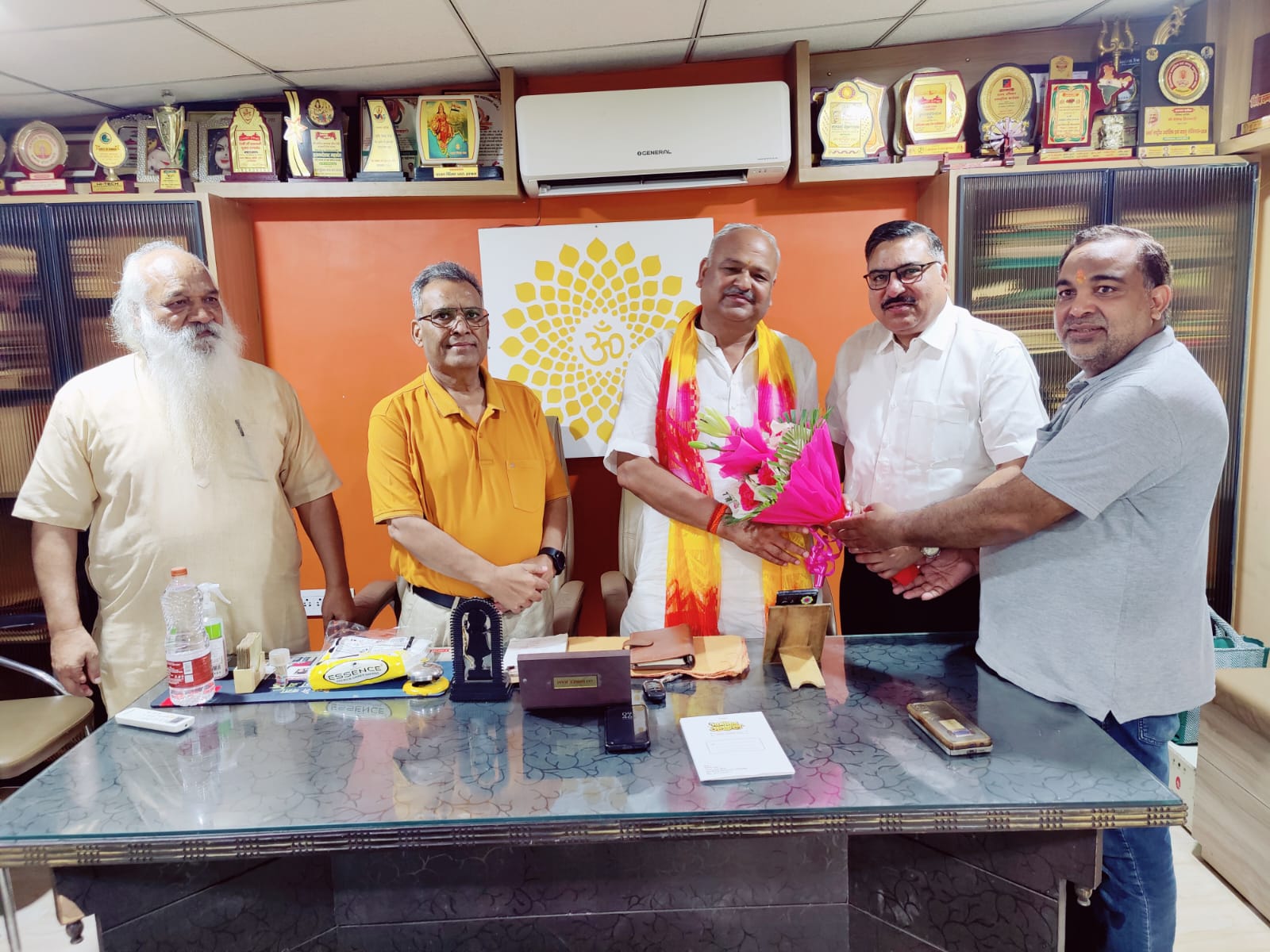*देवेंद्र हितकारी को विश्व हिंदू परिषद का महानगर उपाध्यक्ष बनाए जाने पर अतुल जैन और रजनीश बंसल ने बधाई दीं* 