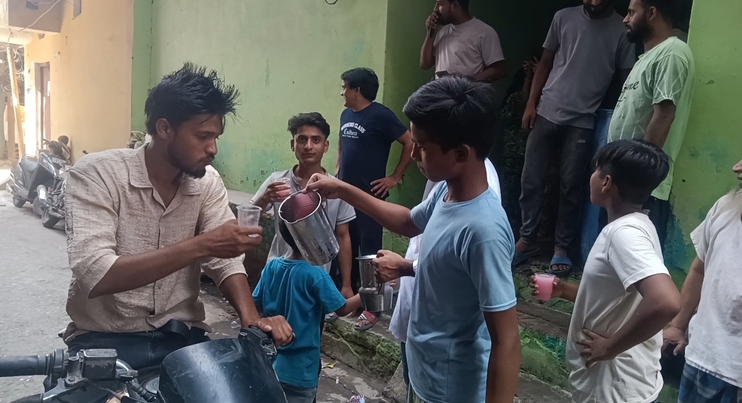 मोहर्रम माह के अवसर पर राहगीरों को पिलाया गया शरबत