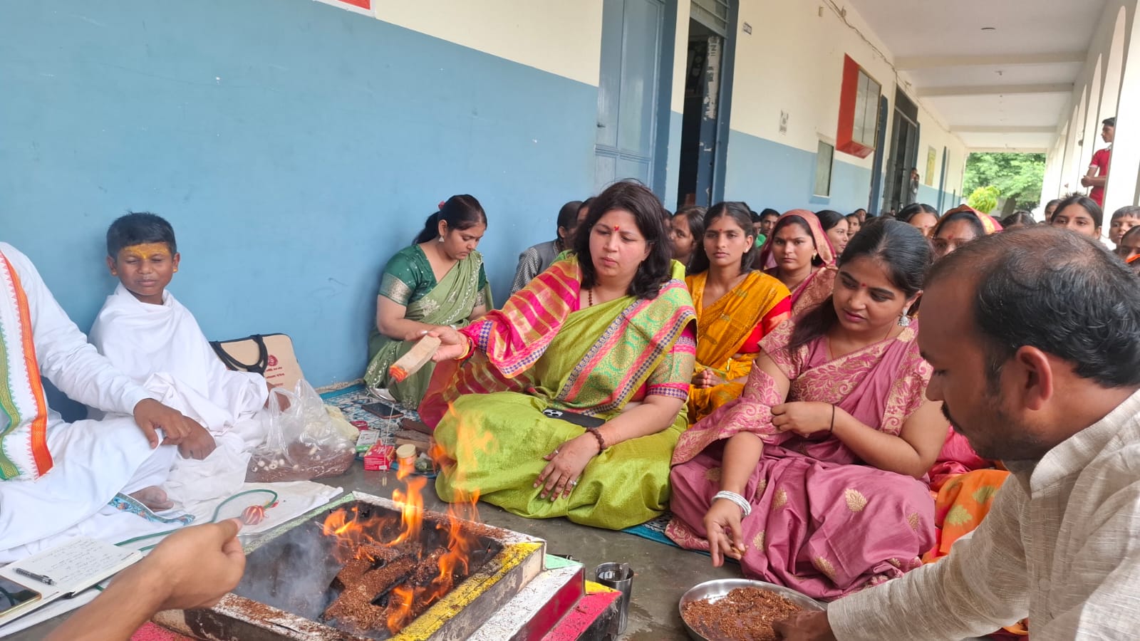 डीपी विद्या पीठ में संस्थापक मा डीपी यादव के जन्मदिवस के अवसर पर हवन में आहुति देते हुए।