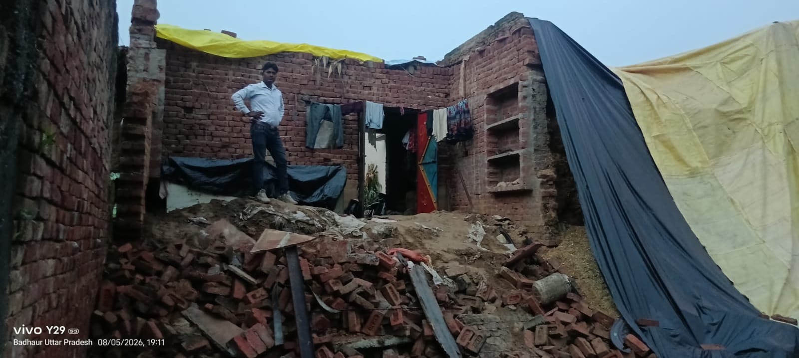 मूसलाधार बारिश से मकान ढहा, खेत पर होने से बाल-बाल बचा परिवार