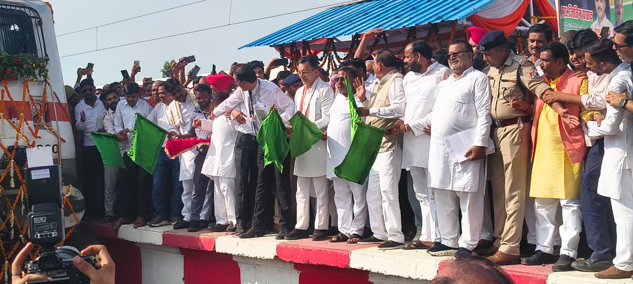 केन्द्रीय राज्यमंत्री जितिन प्रसाद ने पूरनपुर रेलवे स्टेशन से कासगंज-ऐशबाग एक्सप्रेस रेल सेवा का किया शुभारम्भ
