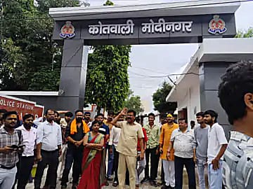 लापता युवती की बरामदगी को लेकर थाने पर किया प्रदर्शन