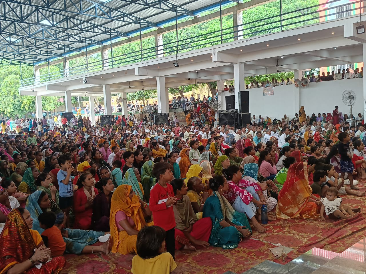 हरि बाबा बांधधाम आश्रम पर रासलीला का मंचन करते कलाकार।