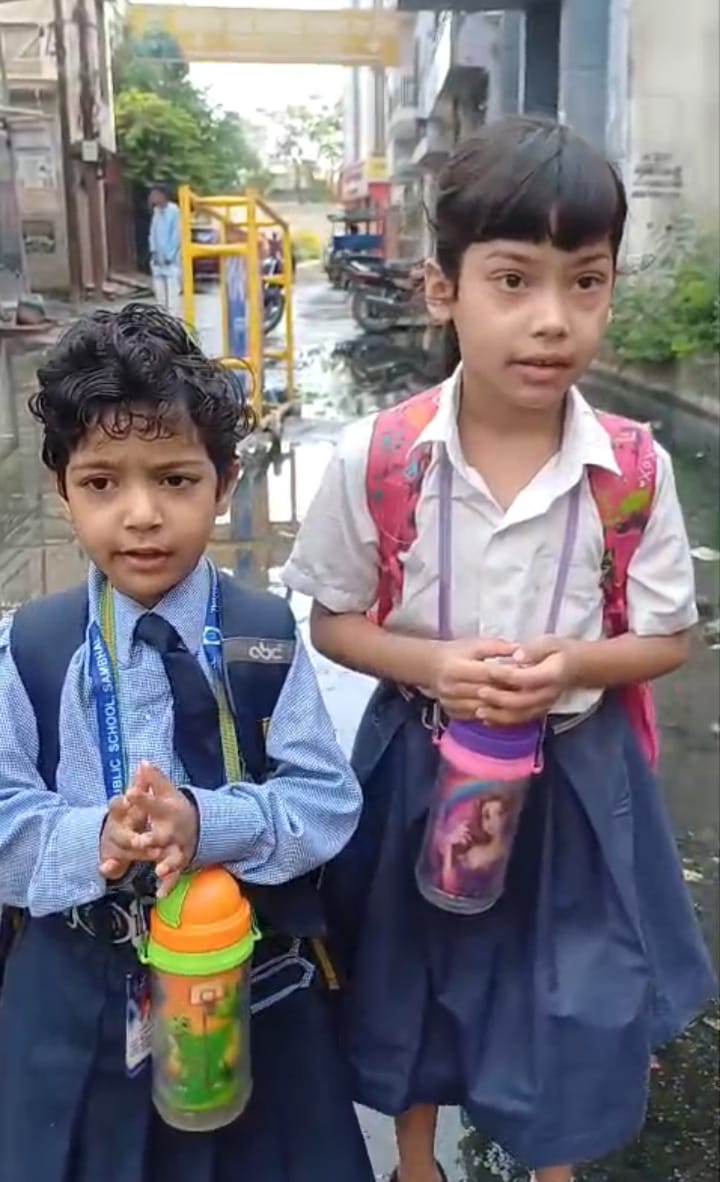 स्कूल के बच्चों ने जिलाधिकारी अंकित खण्डेलवाल से गंदे पानी की समस्या और सड़क की समस्या के समाधान की अपील की है