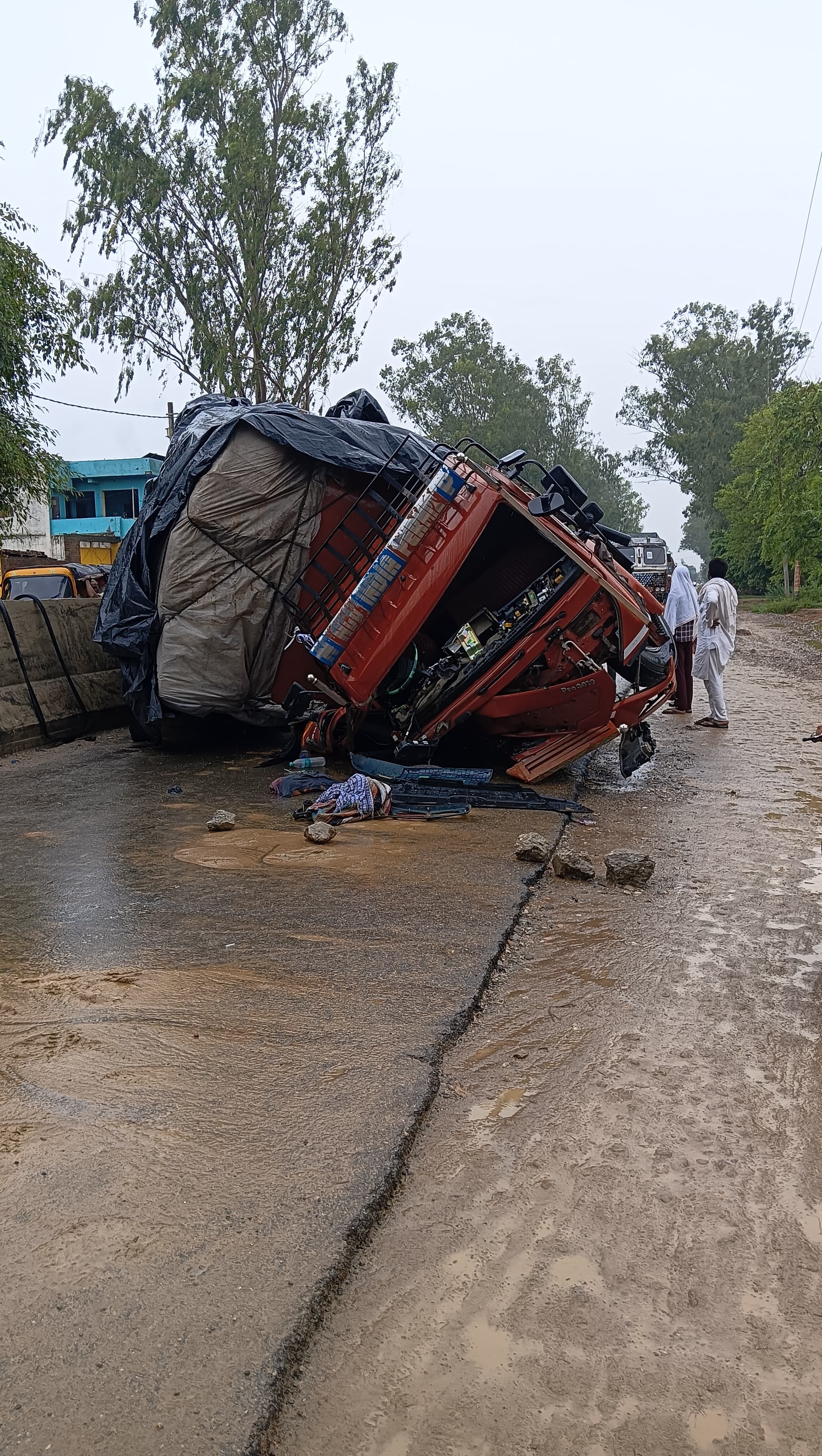 खग्गूपुरा में डिवाइडर बन रहा है दुर्घटना की वजह