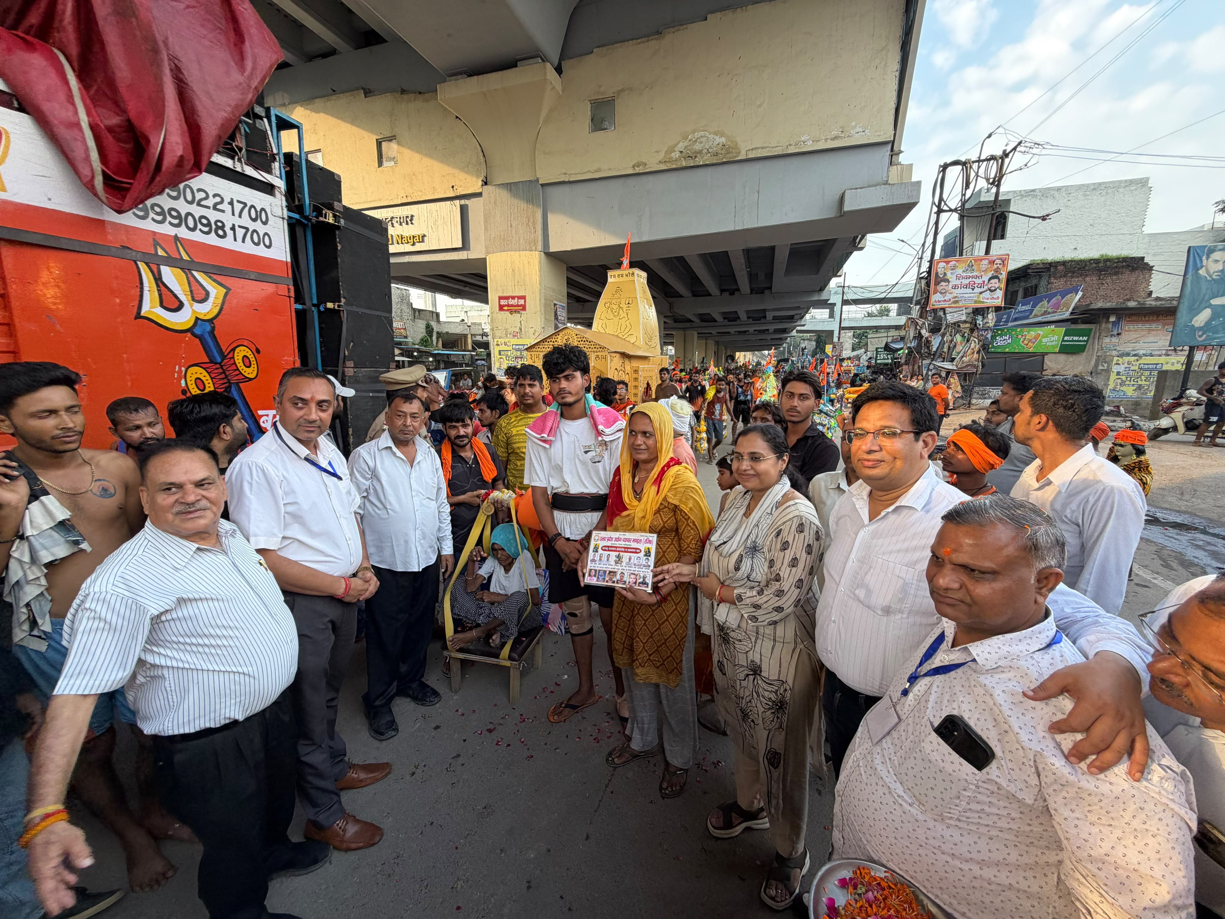 उत्तर प्रदेश उद्योग व्यापार मंडल मुरादनगर द्वारा शिव भक्तों पर पुष्प वर्षा कर उन्हें किया गया सम्मानित